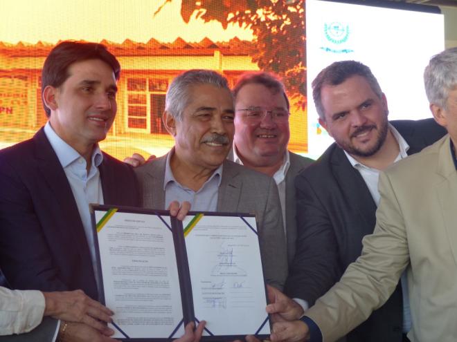 Momento da assinatura simbólica do ministro Silvio Costa Filho, que permite o início dos procedimentos para obras no aeroporto