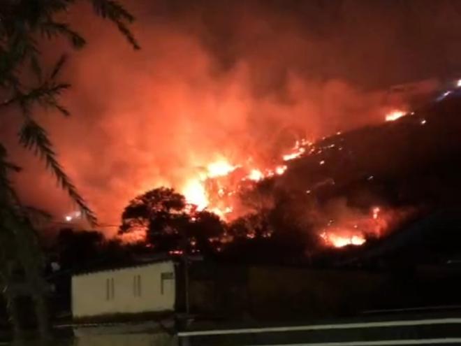 Moradores vizinhos ficaram apreensivos com a intensidade do fogo na encosta entre o bairro Cidade Nobre e o condomínio Village Nobre, em Ipatinga 