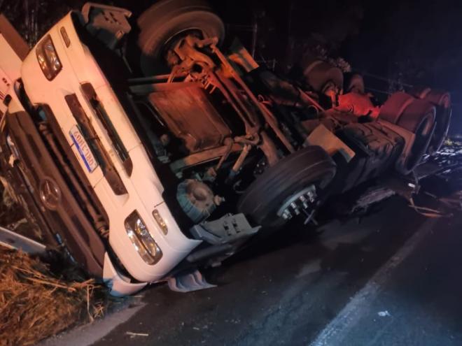 Motorista perdeu o controle do caminhão que tracionava carreta carregada com tábuas 
