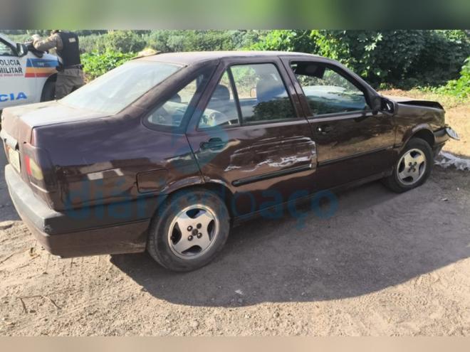 O Fiat Tempra, furtado na madrugada desta sexta-feira, foi usado para a fuga dos autores do roubo em Fabriciano