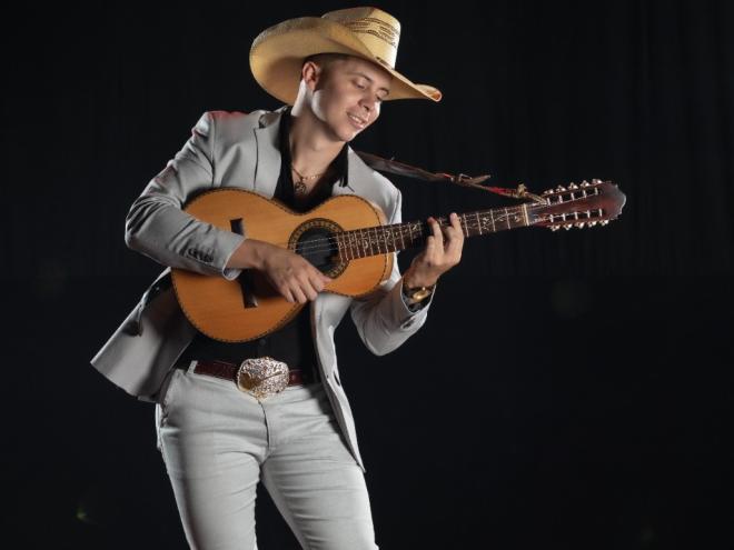 Cantor e compositor ipatinguense é artista de viola