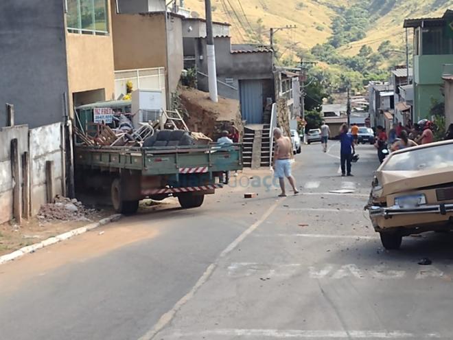 O caminhão atingiu um carro e depois bateu na residência, deixando uma passageira ferida