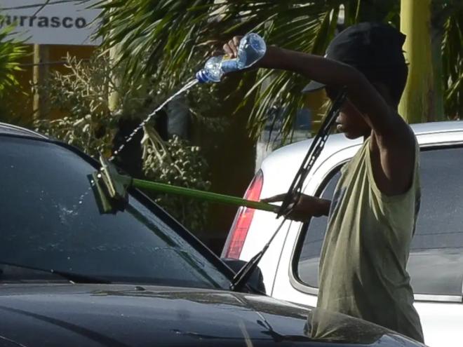 Atividades mais comuns são a venda e oferta de serviços em sinais de trânsito, serviços domésticos, trabalho rural e em confecções