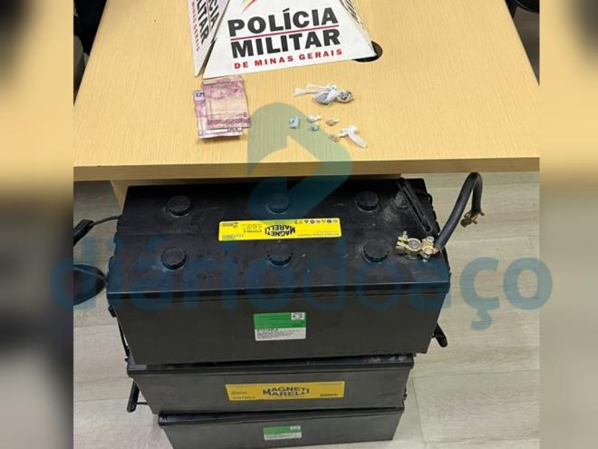 Além das drogas, os PMs encontraram baterias de caminhões que iriam ser trocadas por entorpecentes