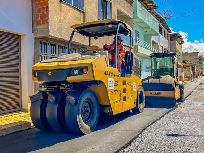 O novo asfalto está sendo aplicado em toda a extensão da via, cobrindo uma área de 820 metros