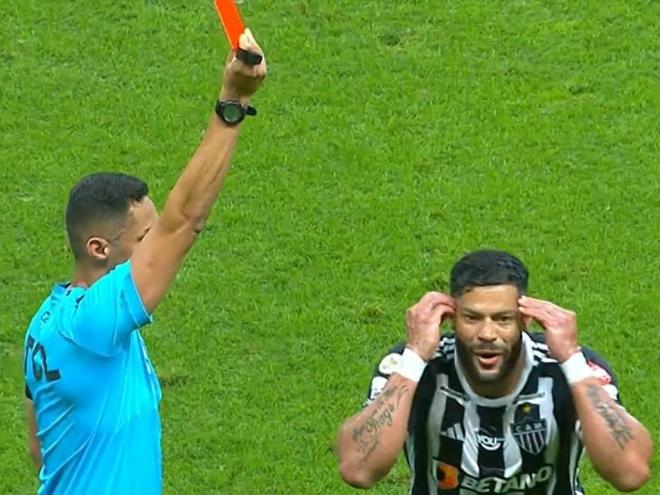 Atacante foi expulso depois e reclamar com o juiz, que deu uma falta a favor do Atlético 
