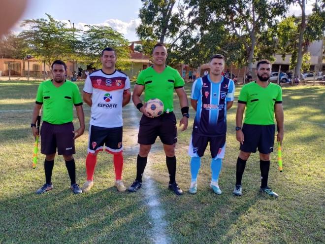 Trio de arbitragem e capitães antes do jogo União de Revés x Pingo d-Água, um dos duelos encerrados antes do tempo regulamentar