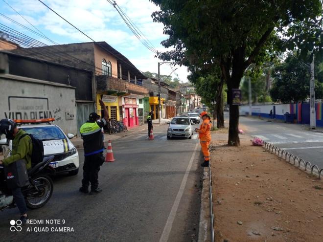 Motoristas foram abordados com esclarecimentos sobre a importância de não usar fogo como fonte de limpeza em lotes