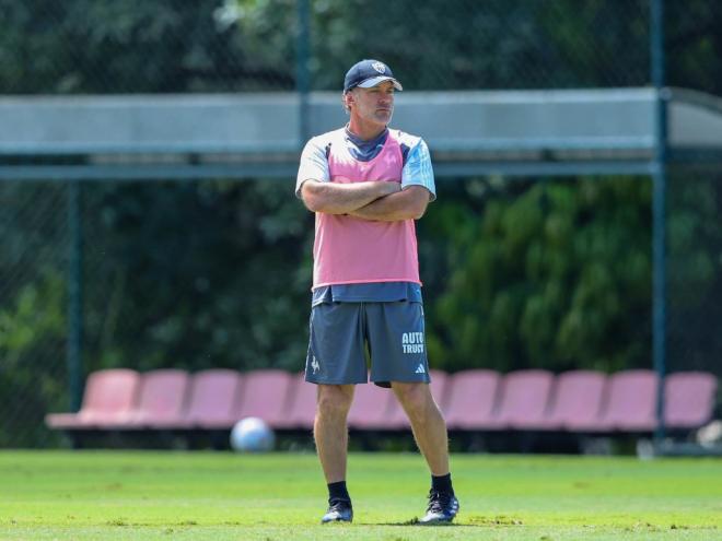 Gabriel Milito segue insistindo na contratação do volante Fausto Vera, um argentino que ele lançou no início da carreira