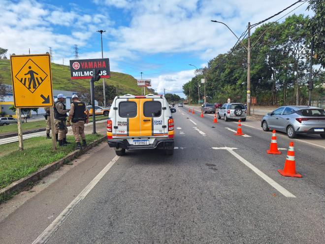 Por não ter passarelas em grande parte do trecho, pedestres se arriscam tentando atravessar a avenida Pedro Linhares Gomes, o que aumenta o risco de atropelamento