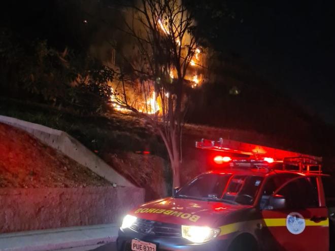Combate ao incêndio demandou esforços e tempo da equipe de militares