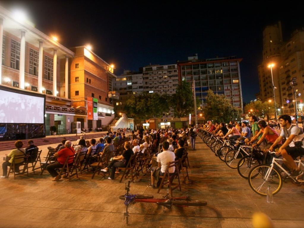 Movido a bicicletas e com sessões ao ar livre, o novo projeto une cultura, sustentabilidade e esporte