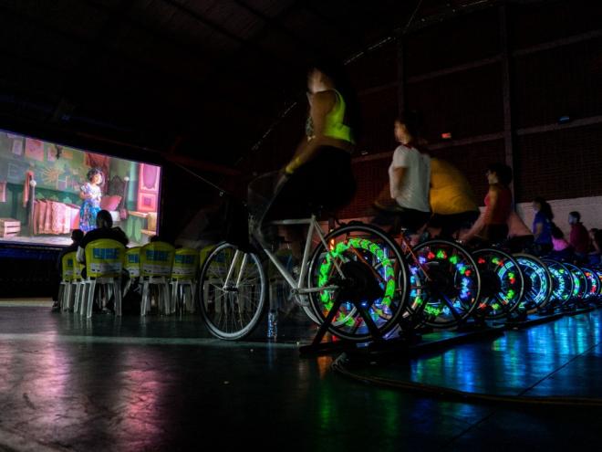 Cinema itinerante é movido a energia limpa e sustentável