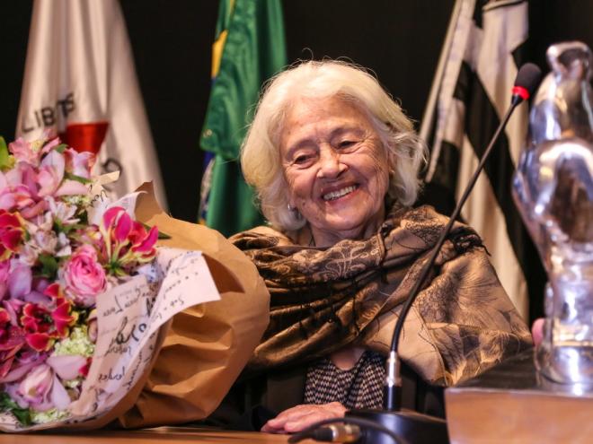 A mineira de Divinópolis se torna a terceira mulher brasileira a receber o Camões, prêmio instituído pelos governos do Brasil e Portugal em 1988