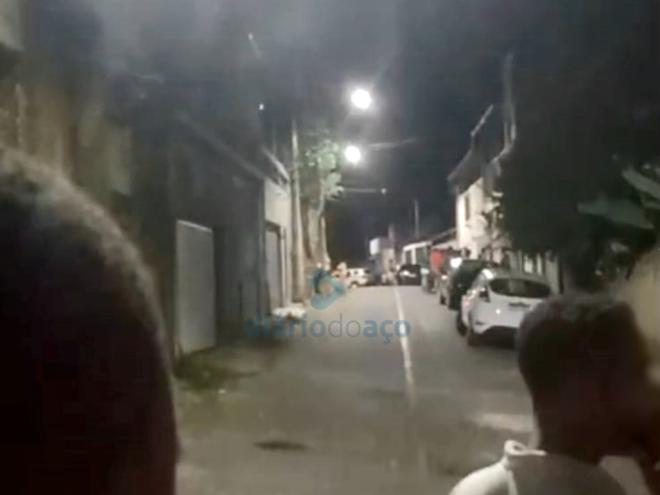 Populares acompanham o trabalho da polícia no local do assassinato no Cachoeira do Vale