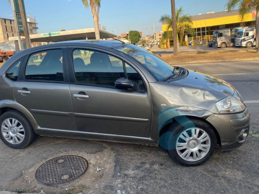 Carro ficou com parte da frente amassada