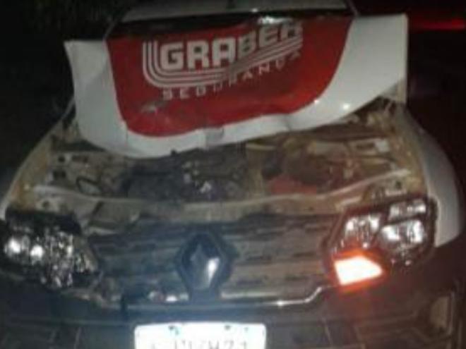 A parte da frente da caminhonete ficou parcialmente destruída