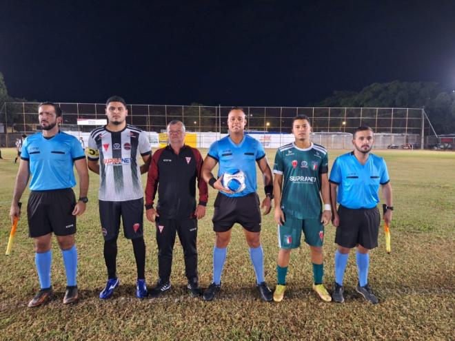 Trio de arbitragem e capitães antes do duelo Recanto 4 x 0 Caravelas, pela Terceirona do Ipatinguense