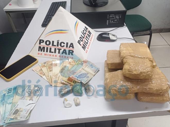As barras de crack estavam em uma sacola de supermercado dependuradas no guidão da moto