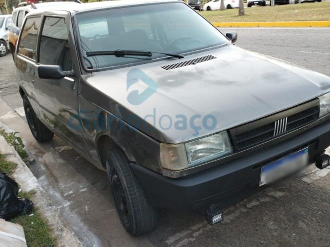 O Fiat Uno, furtado em Coronel Fabriciano, foi localizado no Centro de Ipatinga