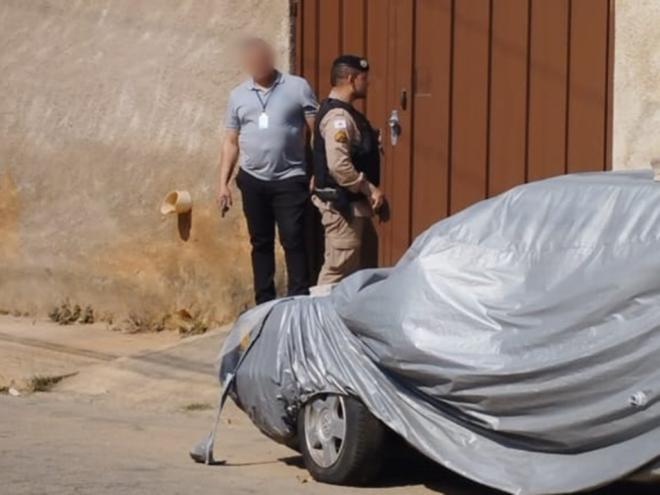 Policial militar conversa com os envolvidos na confusão ocorrida no bairro Iguaçu