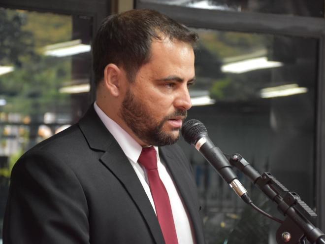 Vinicius tem 42 anos, é funcionário público, vereador e vice-presidente da Câmara de Timóteo