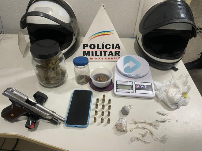 Com a dupla a PM apreendeu essa pistola, porções de entorpecentes e outros objetos