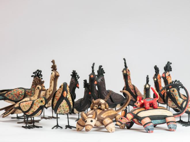 Coletivo de artistas de Antônio Dias mantém a tradição e produz variedade de artesanato de indaiá