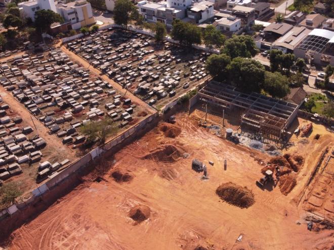 Executada com recursos próprios da Prefeitura, a parte nova do Cemitério será integrada à parte antiga, que também receberá melhorias