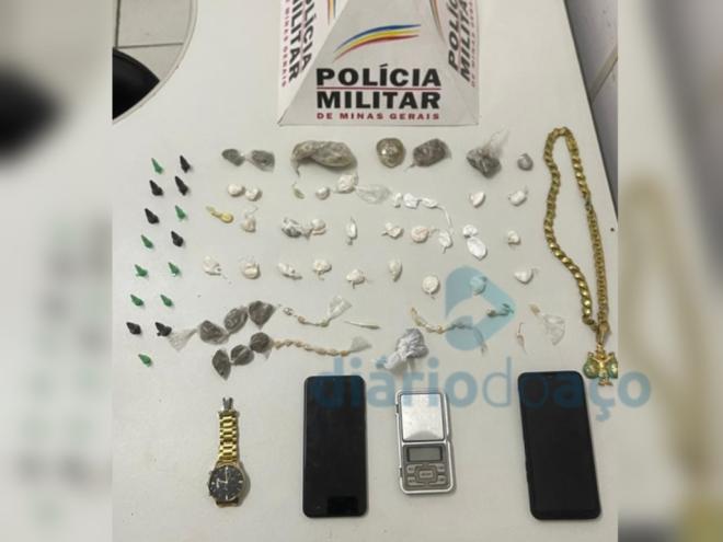 Além das porções de drogas apreendidas durante a abordagem aos suspeitos, os PMs recolheram outros objetos com a dupla