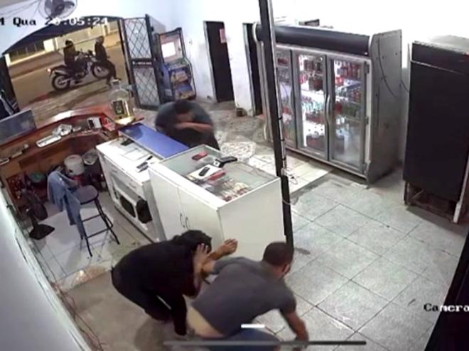 O momento que os autores dispararam os tiros no bar durante a noite de quarta-feira no Mangueiras