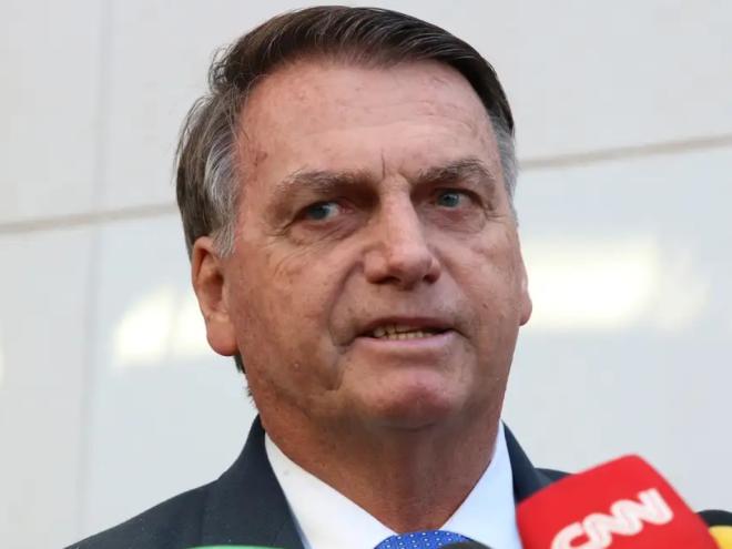 Entre os itens que foram desviados estão esculturas de um barco e de uma palmeira folhados a ouro, recebidos por Bolsonaro durante viagem ao Bahrein 