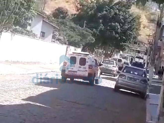 As viaturas da PM durante a ação policial no distrito de Santa Maria do Baixio, em São João do Oriente