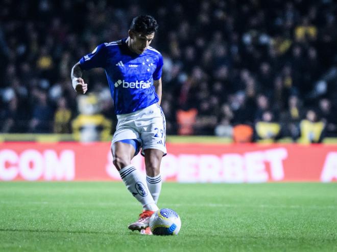 O volante Romero é um dos titulares da equipe celeste