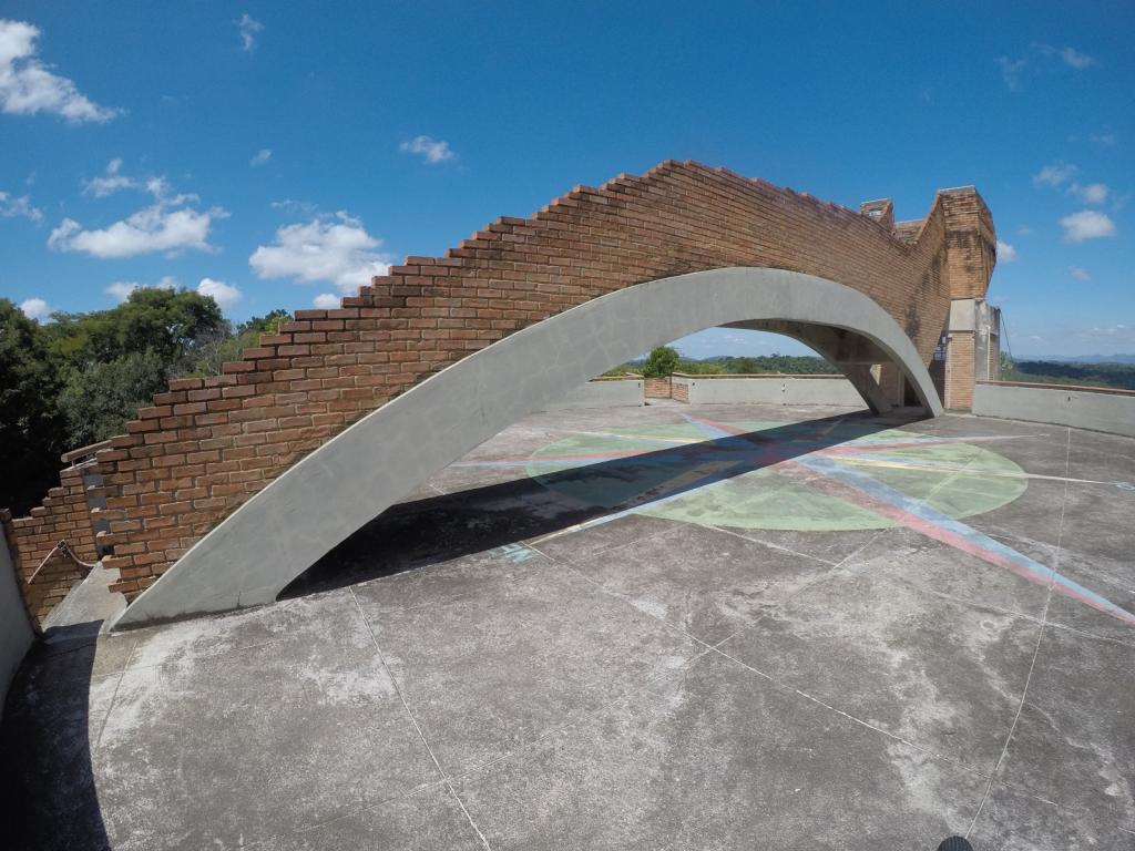 Topo do mirante no Centro de Visitantes imita um animal endêmico no Perd, o lagarto teiú