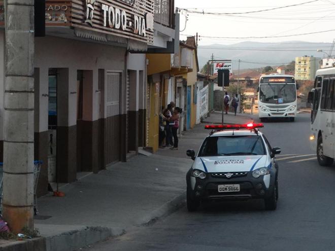 Três assaltantes roubaram supermercado em Itabira