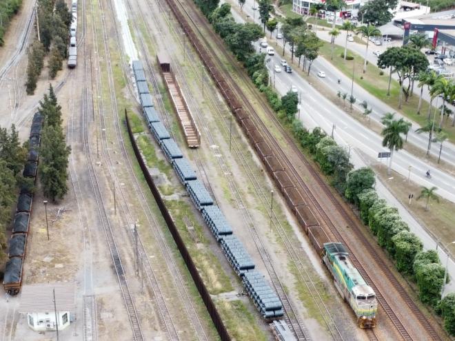 A ferrovia EFVM, principal forma de transporte de minério de ferro em Minas, passa pelo Vale do Aço