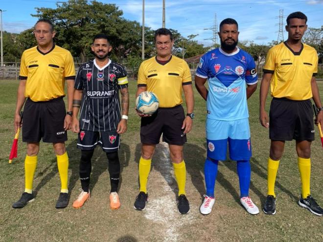 Trio de árbitros e capitães no duelo Itamarati 2 x 0 Chácaras Madalena, pela Terceirona do Ipatinguense  