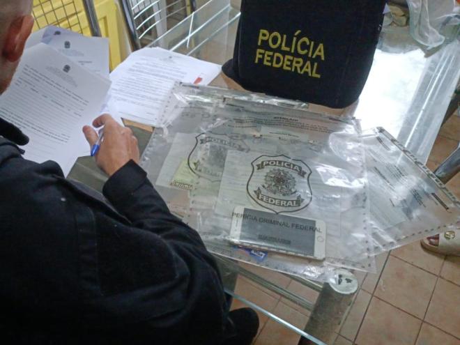 Policiais federais cumpriram hoje (9/7), mandados de busca e apreensão em residência de investigado por pedofilia na internet 