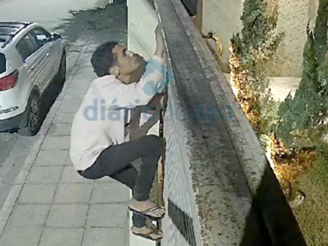O momento que o autor do furto escala o muro para invadir a residência no Cariru