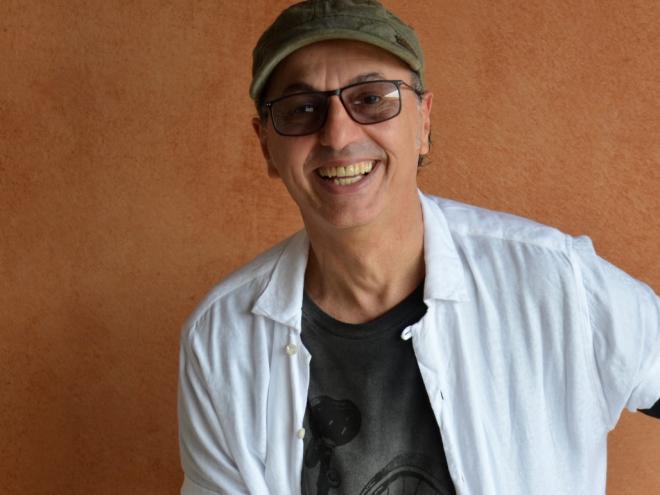 Zeca Baleiro fará show na programação deste mês