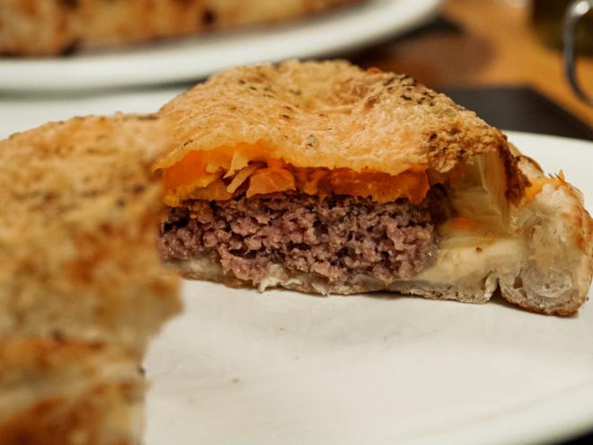 A diversidade do prato abre caminhos para a criatividade, como o hambúrguer de pizza”  