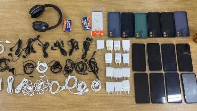 Equipamentos recolhidos com o policial e no carro dele