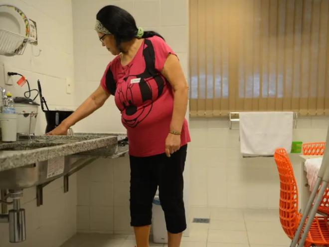 A trabalhadora alegou que o morador apareceu só de toalha perguntando se ela tinha gostado do que vira   