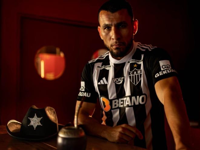 Paraguaio assinou contrato até o fim de 2026 com o Galo
