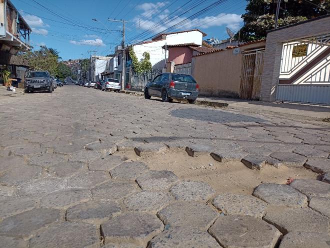 Buracos e oscilações dificultam passagem na via, que recebe fluxo intenso