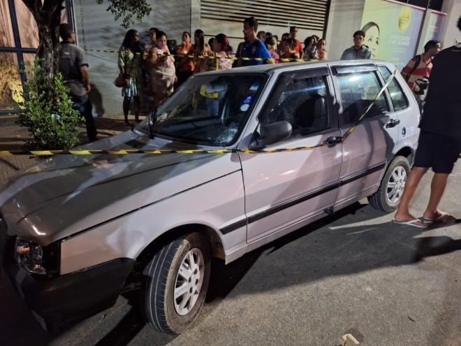 Vitima estava neste Fiat Uno, tentou escapar dos atiradores e correu para um comércio, onde caiu sem vida 