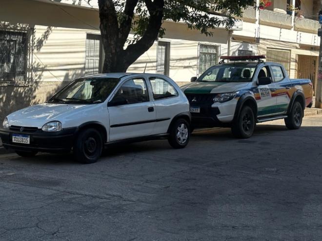 Carro foi furtado sexta-feira (5) em Coronel Fabriciano e apreendido em uma ?boca de fumo? no Jardim Panorama
