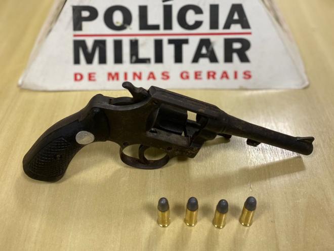 Polícia fazia buscas aos envolvidos em homicídio, quando se deparou com dupla armada no bairro Ideal 