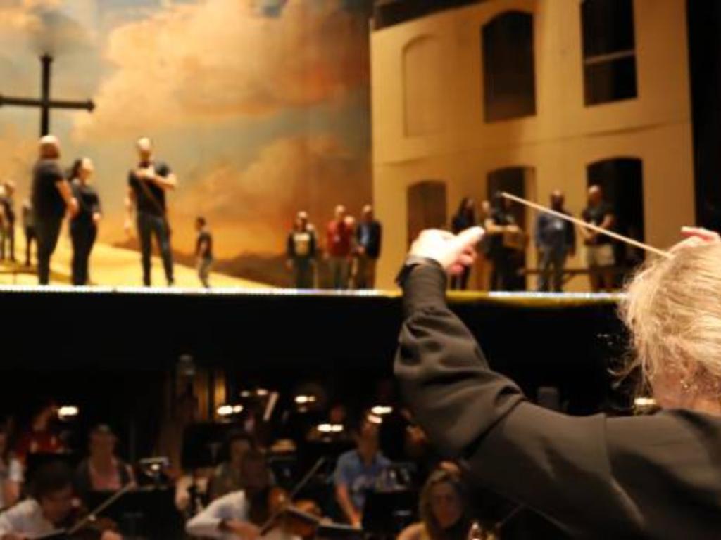 Coral Lírico apresentou um trecho de ''Devoção'': óperas, exposições e moda na programação